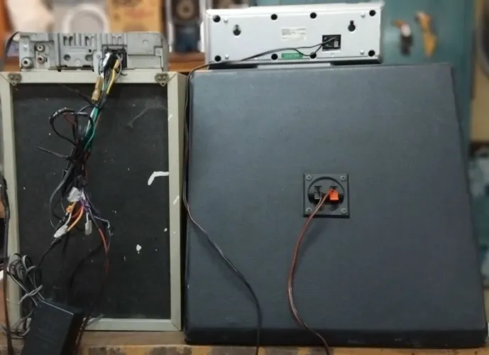 Radio automotivo pionner com 3 caixas de som.