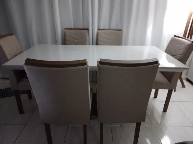 Vendo jogo de mesa com 6 cadeiras um mes de uso,motivo,falta de espaço.