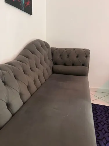 Divã Cinza em Suede com Encosto Capitonê e Almofada Rolo