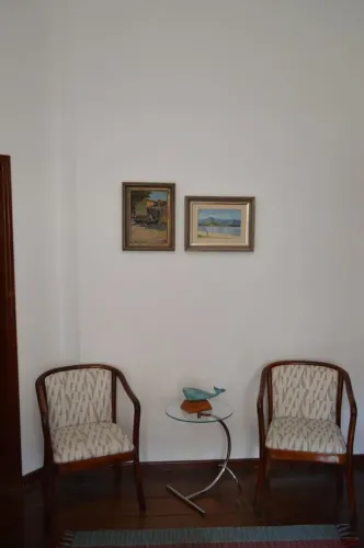Par de cadeiras em madeira e tecido
