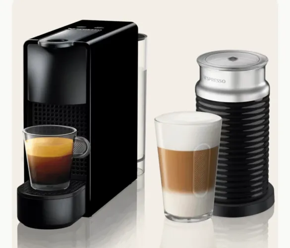 Cafeteira elétrica mais espumadeira de leite Nespress