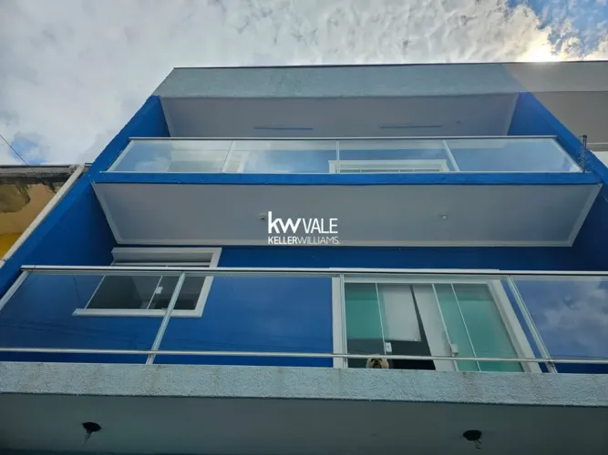 OPORTUNIDADE! Propriedade com 2 residências e 1 espaço comercial a venda.