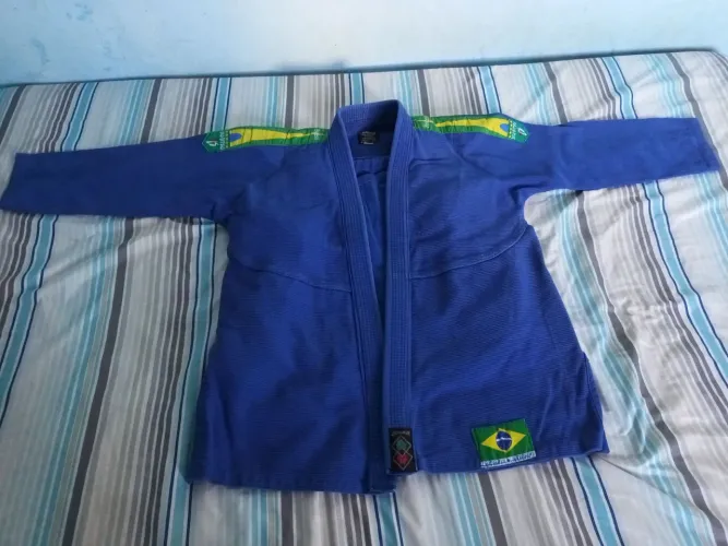 Kit jiu jitsu com kimono, calça e faixas