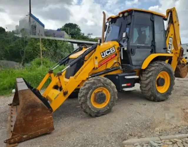 Retroescavadeira jcb 2023