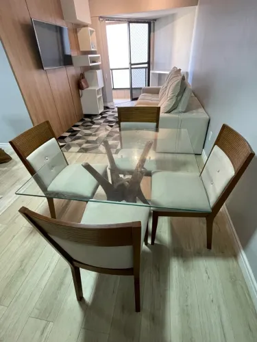 Mesa quadrada com cadeiras