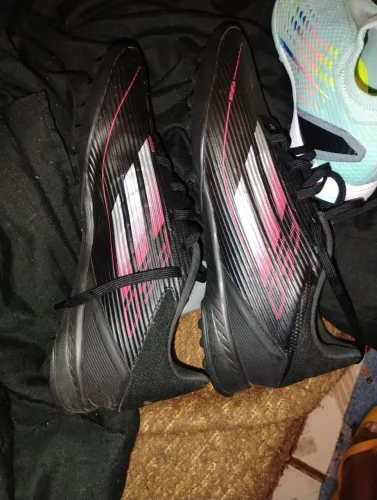 2 chuteiras Adidas