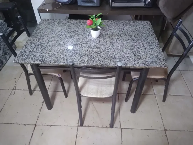 Mesa com 3 cadeiras
