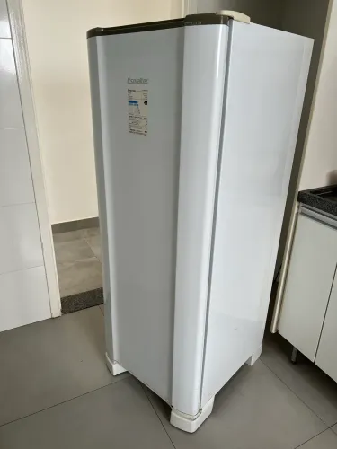 Geladeira Esmaltec 245L, 220V