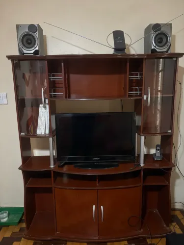 estante de madeira com portas de vidro