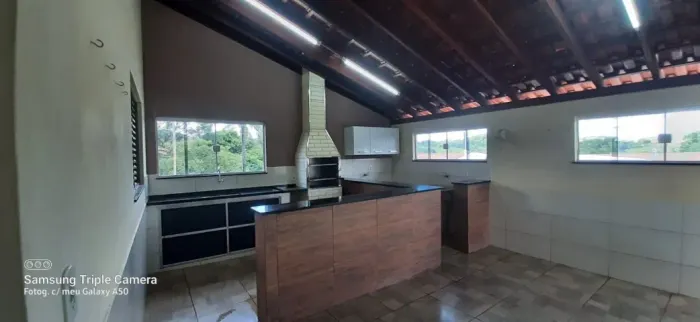 Casa no bairro de Sapucaí em Jacutinga MG. Possui 3 quartos sendo um deles uma suíte 