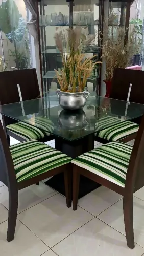 Mesa de Madeira com 4 Cadeiras