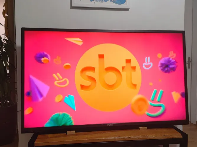 Vendo Tv 60 Pol. Philco. Conversor Digital Integrado. Smart com YouTube usando APARELHO.