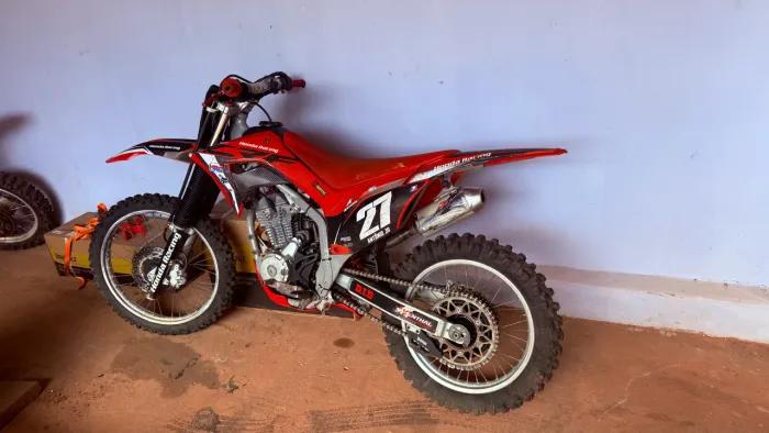 Vendo CRF 250F nacional - troco por 2 tempos