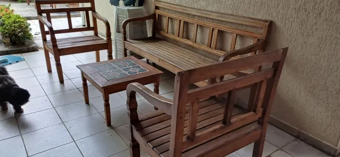 Jogo de bancos de madeira