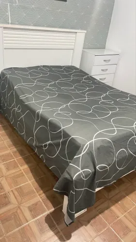 Cama e cômoda branca linda bom estado