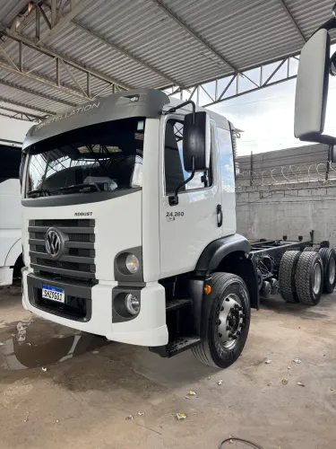 Caminhão trucado 2023 no chassis