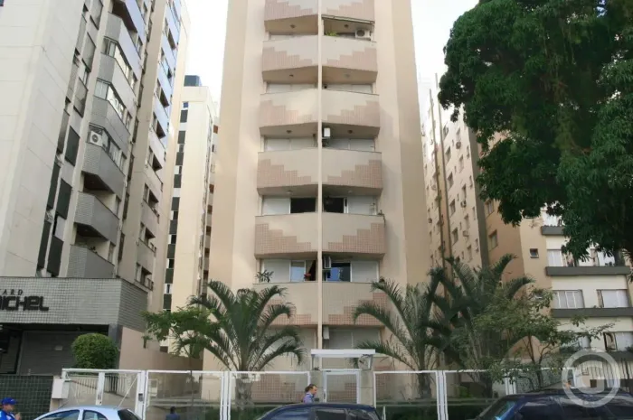 Desfrute do conforto e conveniência de morar no Centro: apartamento no edifício Algarve, n