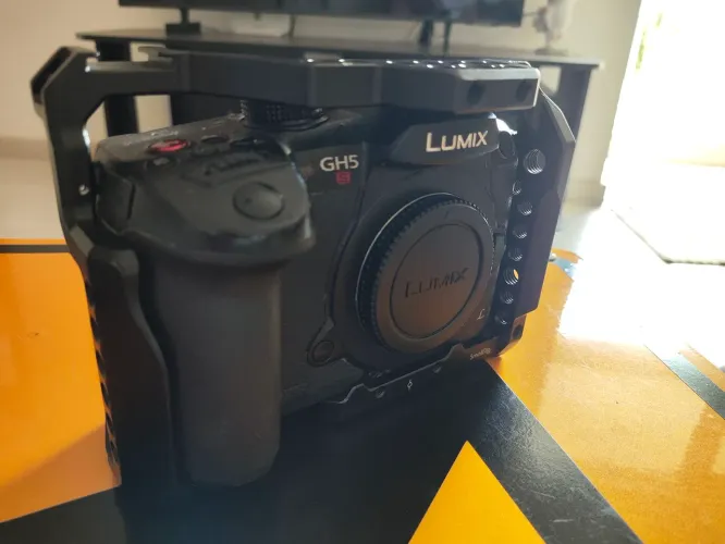 Câmera Panasonic Lumix GH5S + Lente Lumix G 12-35m + Estabilizador DJI Ronin-S