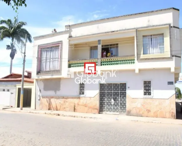 Casa em Espinosa, no bairro Centro, à venda.