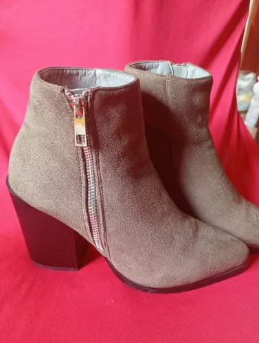 Bota feminina em camurça marrom, tamanho 37