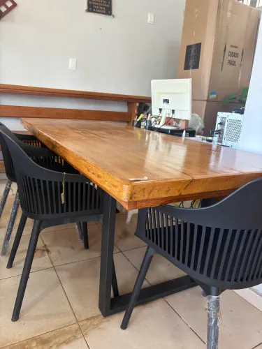 Mesa prancha com pés de ferro 