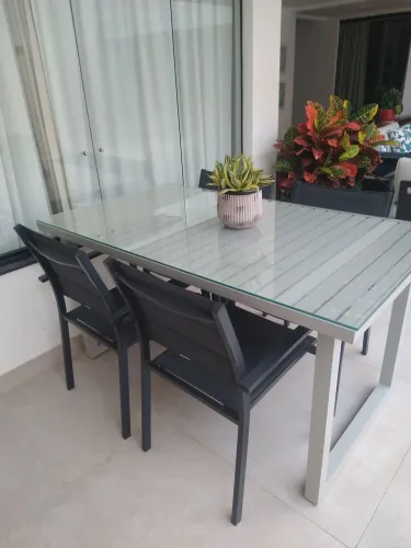 Vendo mesa  linda p/ varanda toda em alumínio 