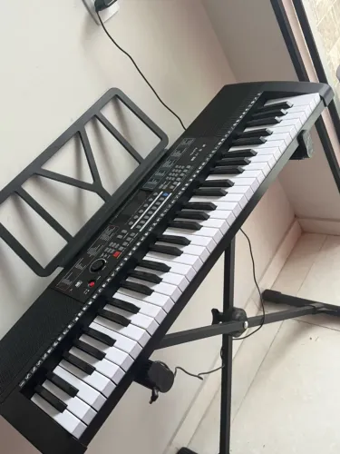 Teclado musical profissional com 61 teclas
