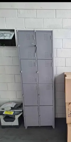 Armário com 8 portas cinza