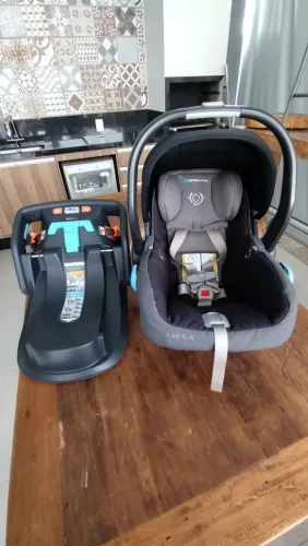 Bebê conforto com base ISOFIX 