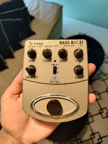 Pedal Preamp para contrabaixo - Behringer BDI21