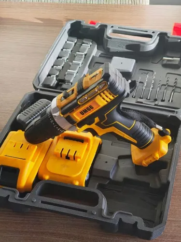 Parafusadeira e Furadeira com kit de acessórios