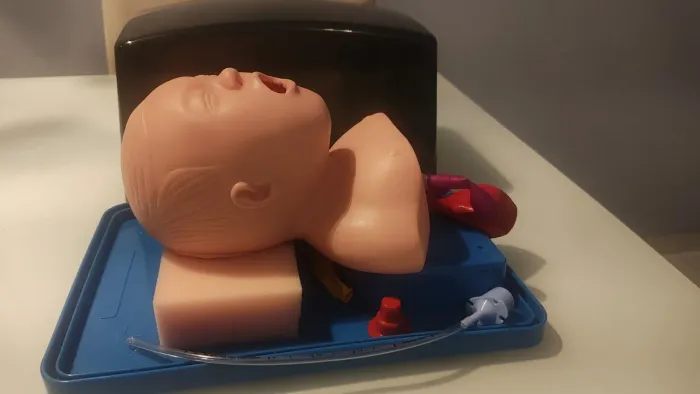 Manequim infantil para intubação orotraqueal