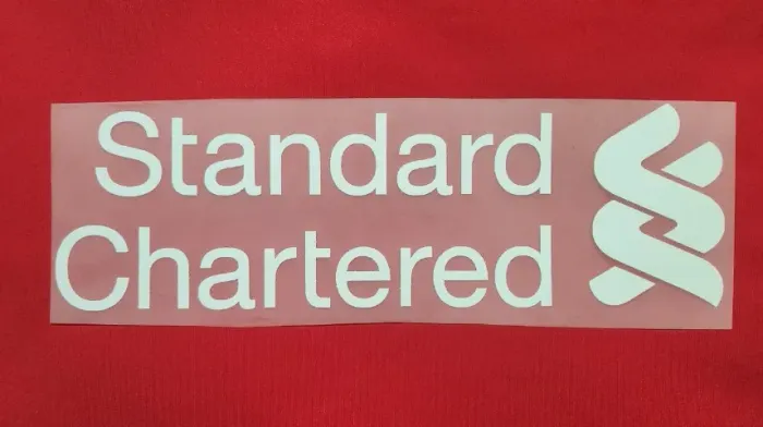 patrocínio standard chartered branco camisa liverpool