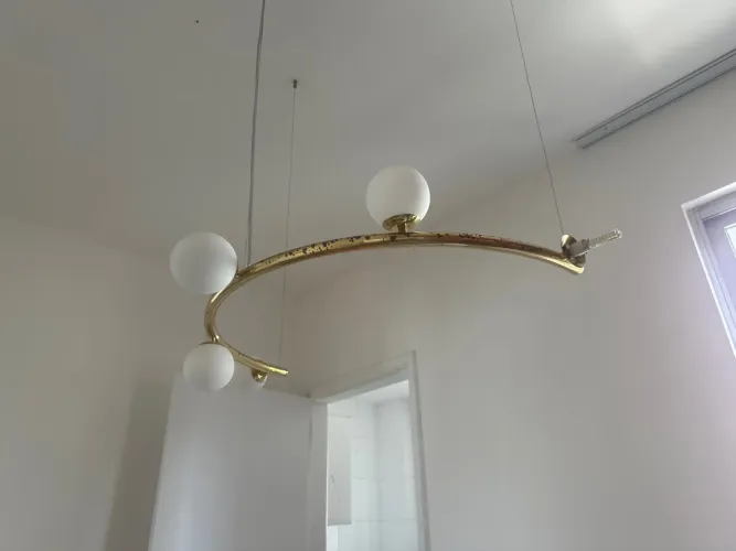 Lustre dourado bolas brancas