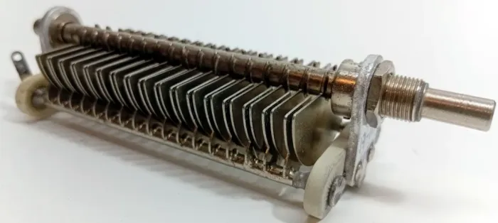 Capacitor Variável alumínio 17 a 115 pF