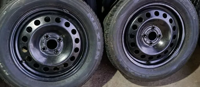 Hum jogo de rodas aro 15 de ferro com pneus furacão 4 por 100 pólo novo gol GM Honda