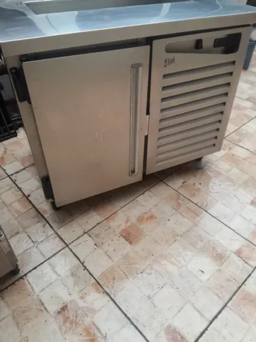 Balcão refrigerado com pista fria