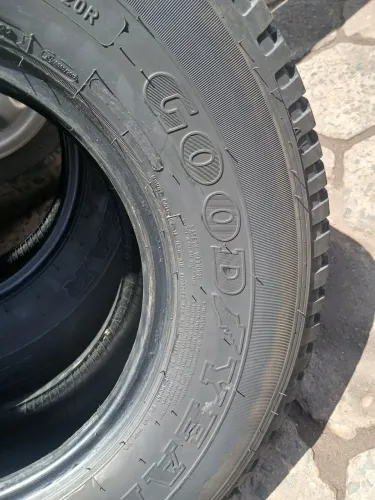 vende se  4 pneus  usados  bem  pouquinho. 
