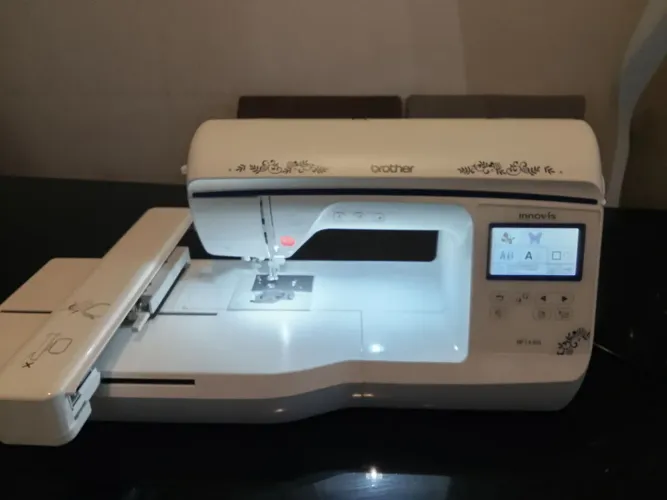 Máquina de bordado semi nova ideal para uniformes personalizado usando sua criatividade 