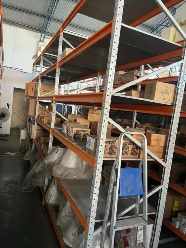 Vendo porta pallet praticamente novo ja com as madeiras