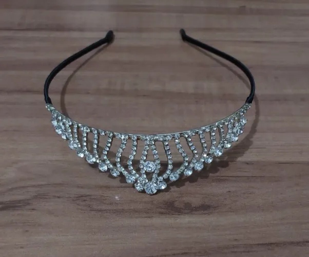 Tiara de strass usada só uma vez.