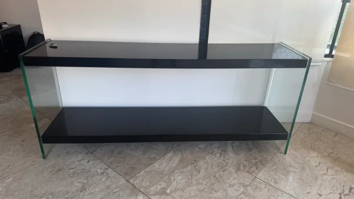 Buffet preto com laterais em vidro 2,5m x 0,60