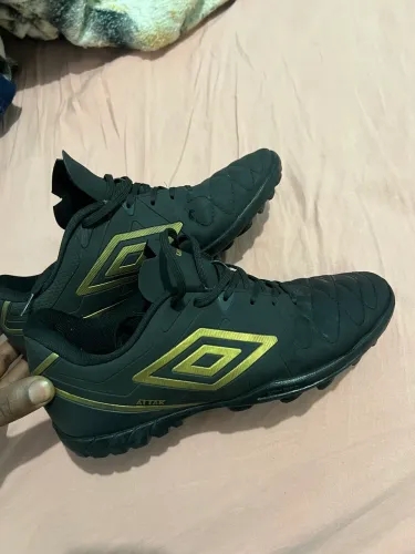 Chuteira society Umbro