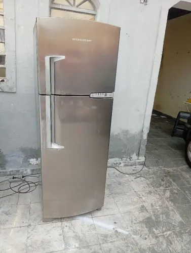 Geladeira Brastemp clean Frost Free funcionando tudo certinho tanto em cima como em baixo