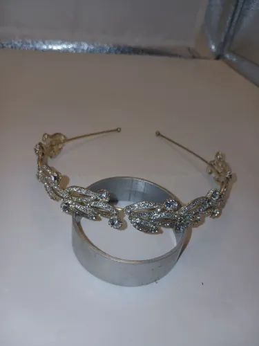 Tiara para debutantes em metal prateado e pedras.