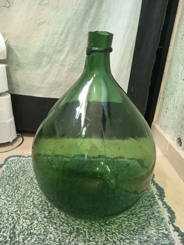 Garrafão esmoleiro antigo de vidro verde. Uma relíquia para decoração. Oferta!