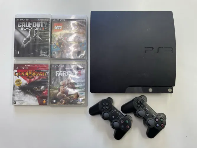 PlayStation 3 slim com 2 controles e jogos!