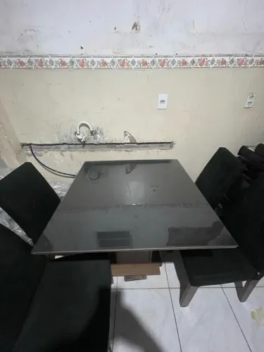 Mesa de jantar com 4 cadeiras - tampo de vidro preto