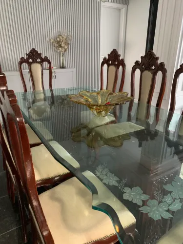 Vendo sala de jantar mesa tampo de vidro e 8 cadeiras 