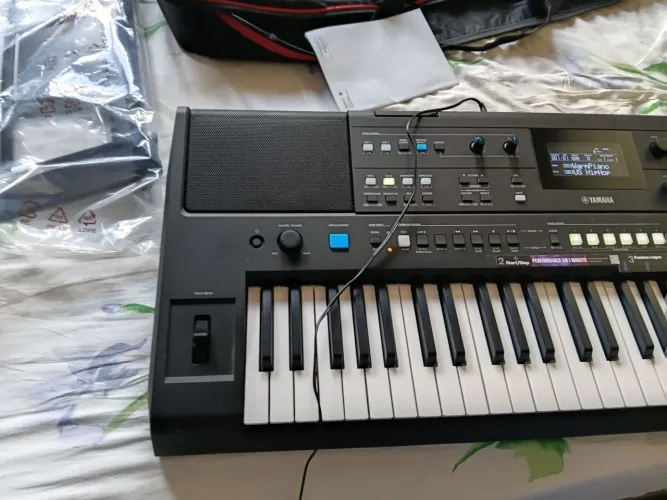 Teclado Yamaha PSR-E483 seminovo